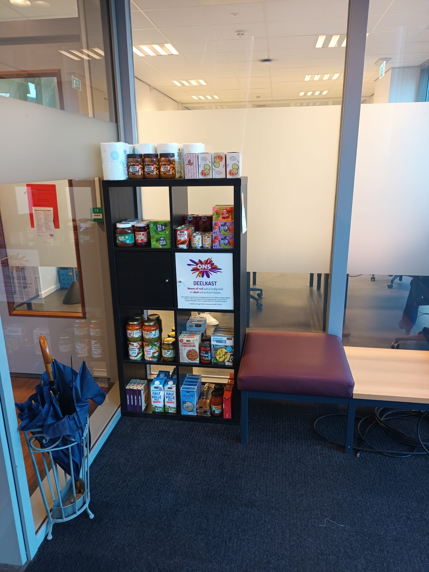 Afbeelding met tekst, vloer, binnen, kamer

Automatisch gegenereerde beschrijving